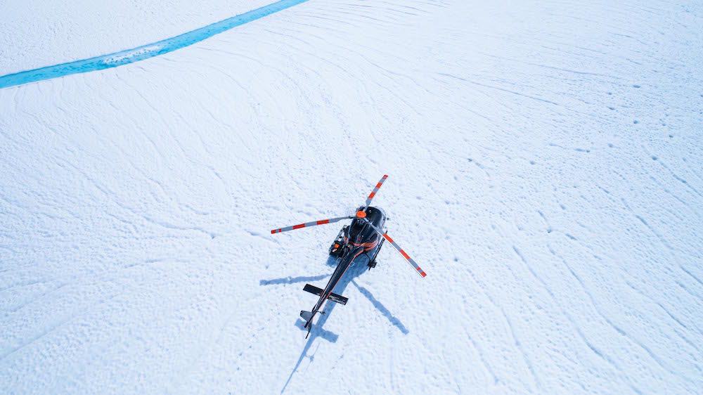 Esta increíble excursión en helicóptero te lleva a recorrer los glaciares de Canadá en kayak