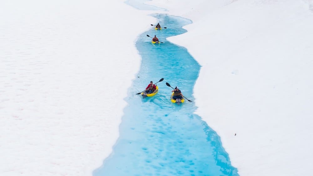 Viaje en kayak a recorrer los glaciares de Canadá.