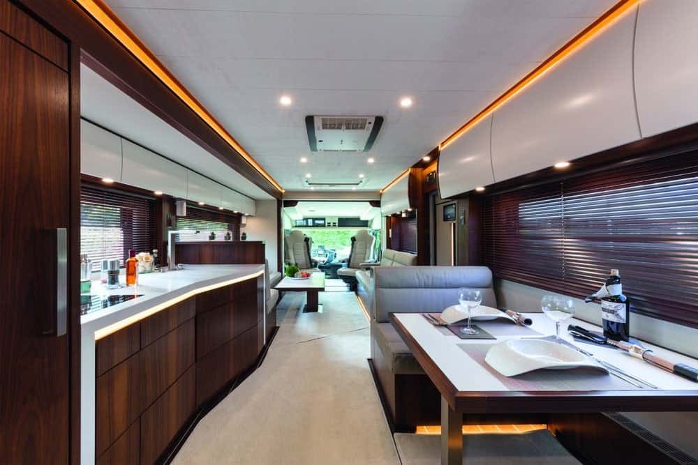 Esta ultra lujosa autocaravana de $1 millón tiene espacio para tu familia y tu Porsche