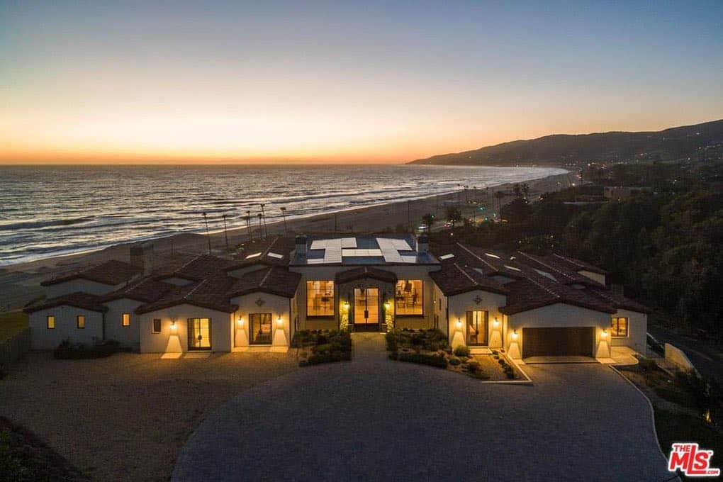 Esta impresionante mega mansión en Malibú con vistas a Zuma Beach está a la venta por $24.9 millones
