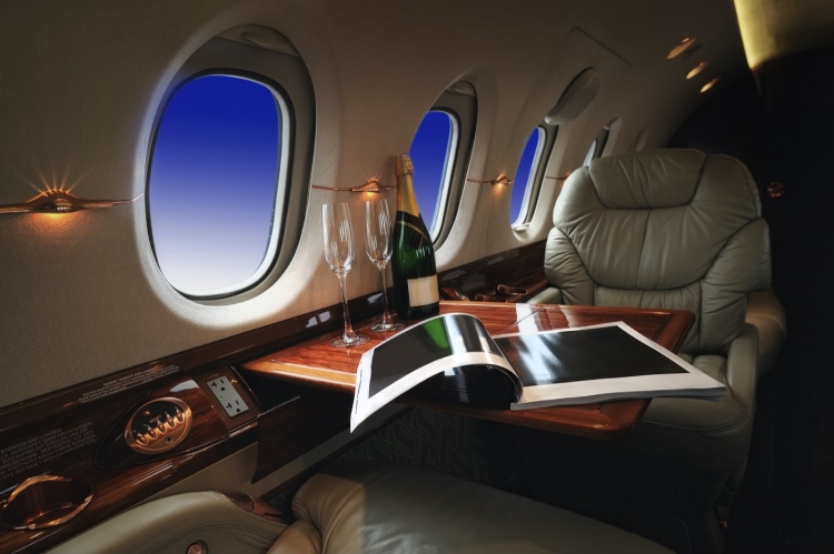 interior de lujo en el moderno avión de negocios