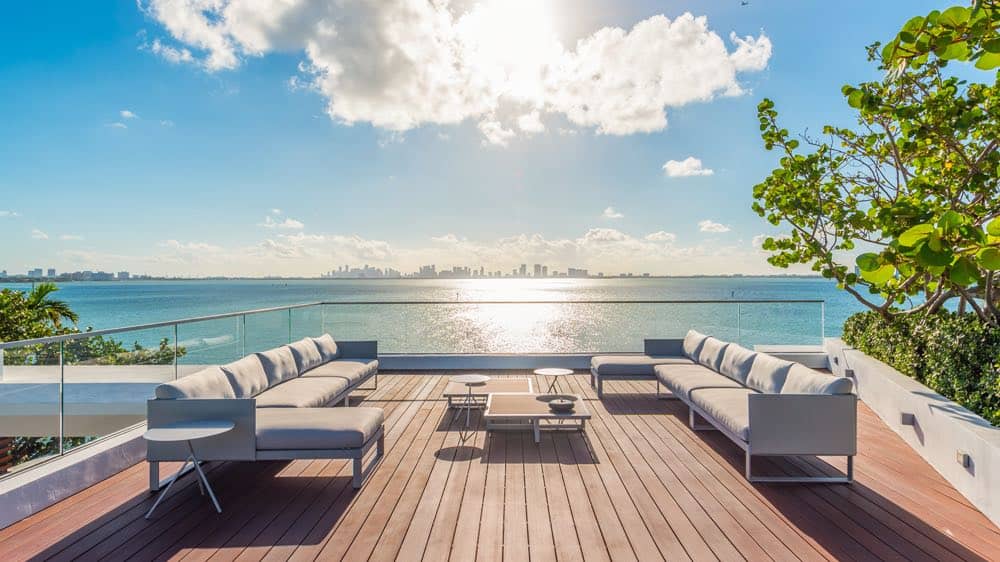 Esta hermosa propiedad contemporánea frente al mar en Miami Beach puede ser tuya por $38 millones