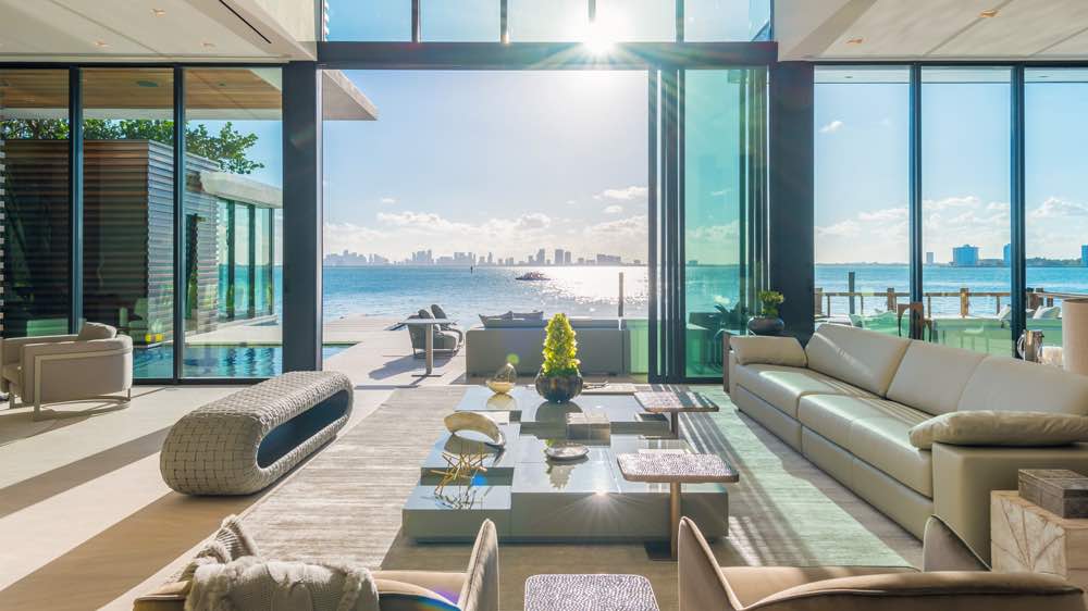 Esta hermosa propiedad contemporánea frente al mar en Miami Beach puede ser tuya por $38 millones