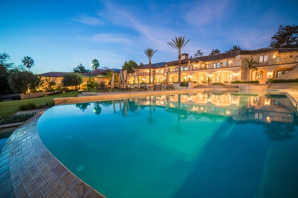 La multimillonaria heredera de In-N-Out pone su mega mansión en el sur de California por $19.8 millones