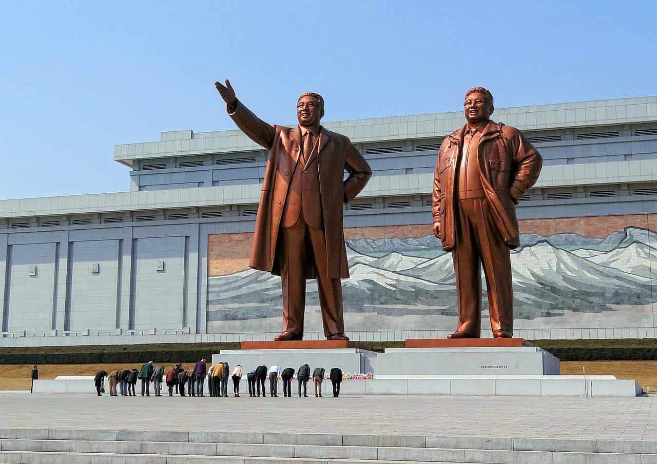 "La Dinastía Kim" -- Tres generaciones de dictadores "billonarios" que han convertido a Corea del Norte en el peor país del mundo