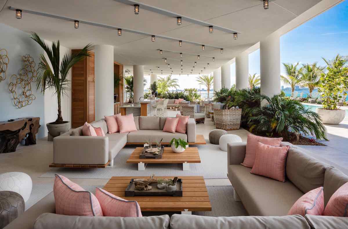 El condominio Biscayne Beach diseñado por Thom Filicia abre sus puertas en el vecindario East Edgewater del centro de Miami