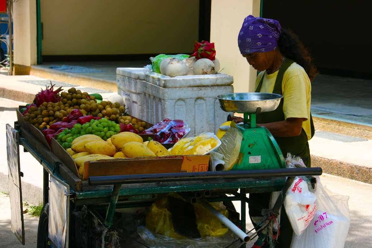 Mujer vendiendo frutas