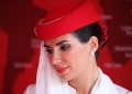 Azafata de primera clase de Emirates.