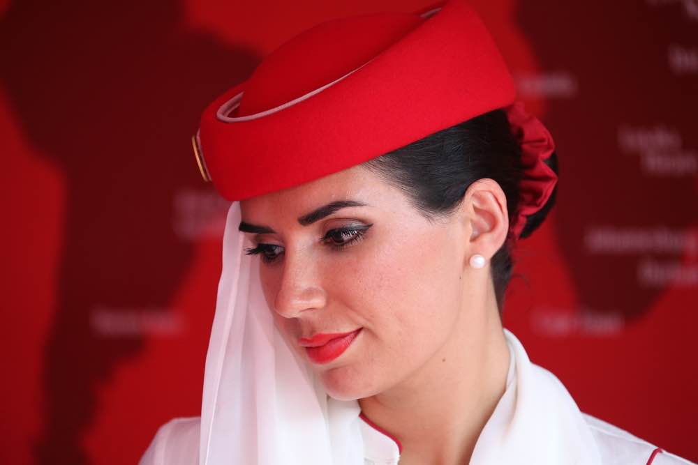 Azafata de primera clase de la aerolínea Emirates.
