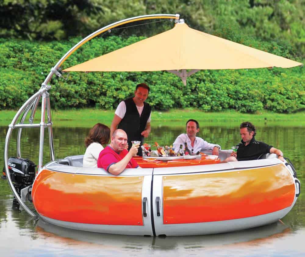 Este bote barbacoa flotante promete la más refrescante experiencia de una cena sobre el agua