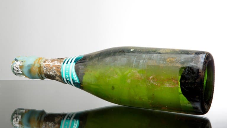 Esta botella de champán M. Hostomme de $1.900 es añejada sumergiéndola a 200 pies de profundidad