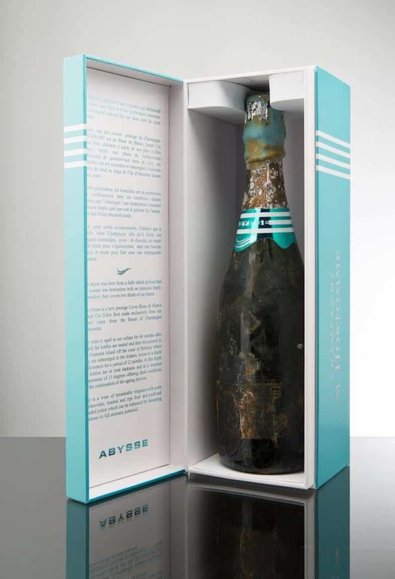 Esta botella de champán M. Hostomme de $1.900 es añejada sumergiéndola a 200 pies de profundidad