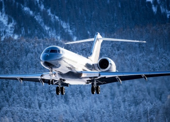 Jet privado aterrizando en un aeropuerto alpino.