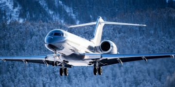 Jet privado aterrizando en un aeropuerto alpino.