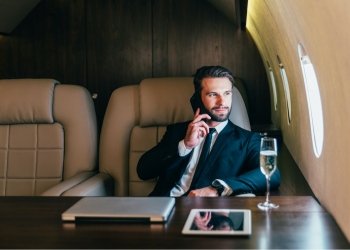Empresario volando en su jet privado