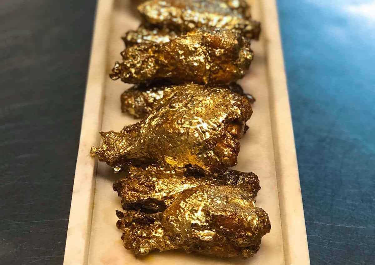 ¿Te gustaría comer alitas de pollo cubiertas en oro de 24 quilates?