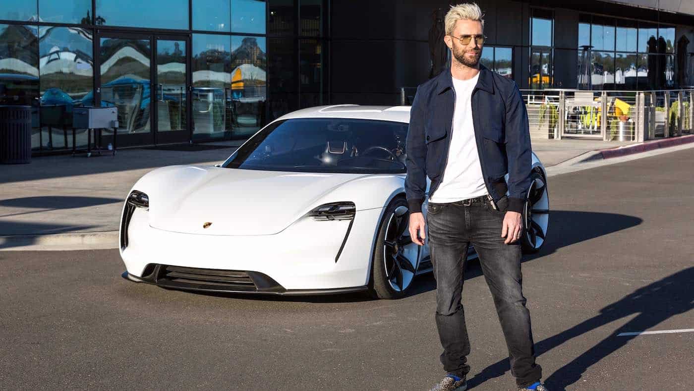 Adam Levine conduce el Porsche Mission E en Los Ángeles