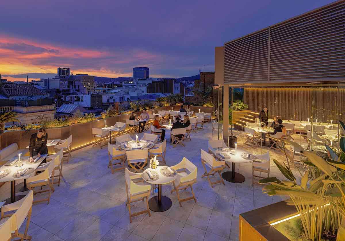 La terraza Mood de The One Barcelona presenta su selecta oferta gastronómica para este verano