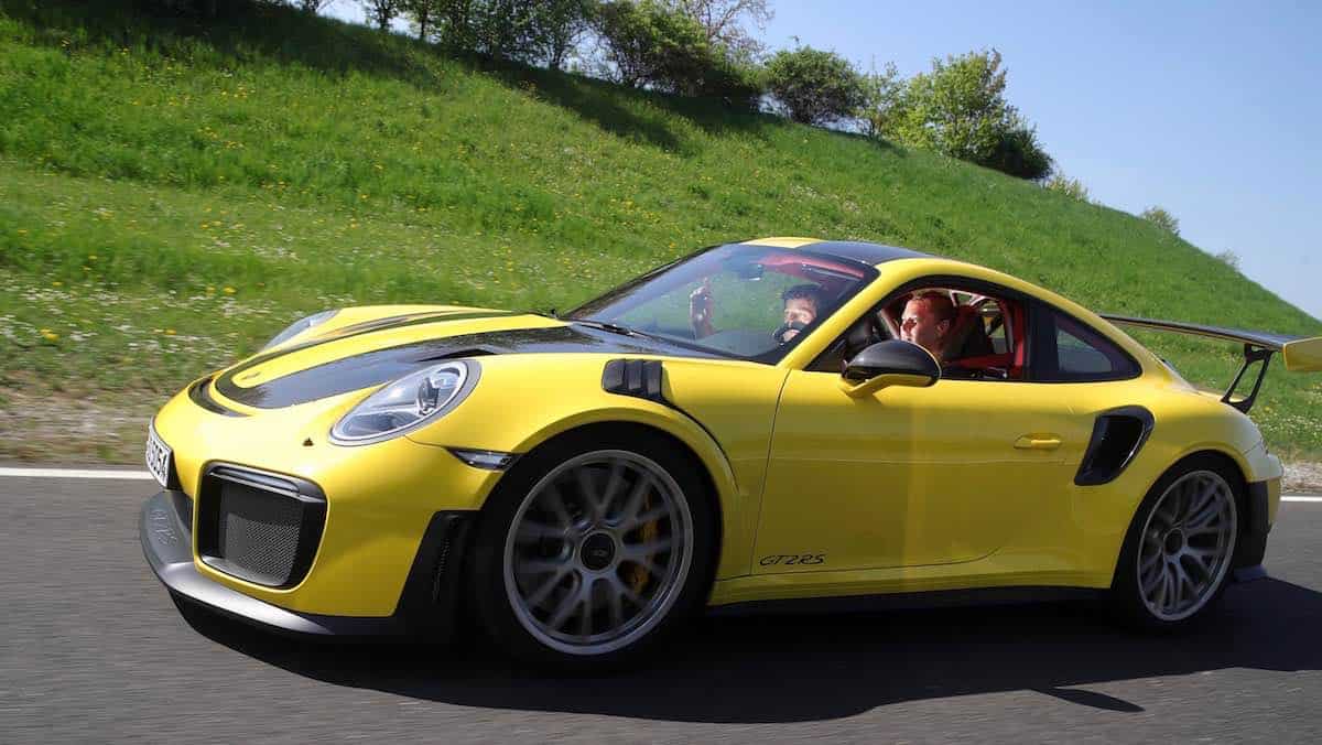 María Sharapova conduce a fondo el Porsche 911 GT2 RS