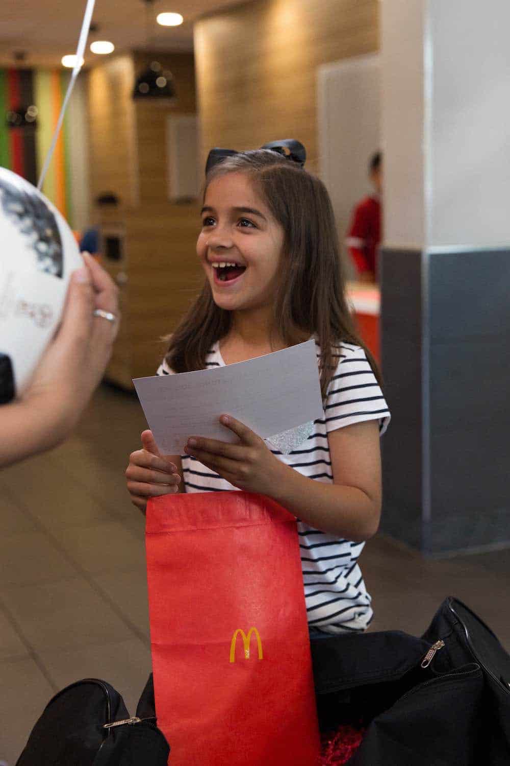 McDonald's sorprende a cinco niños antes de la Copa Mundial de la FIFA