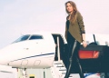 Mujer exitosa va a volar en un Jet privado