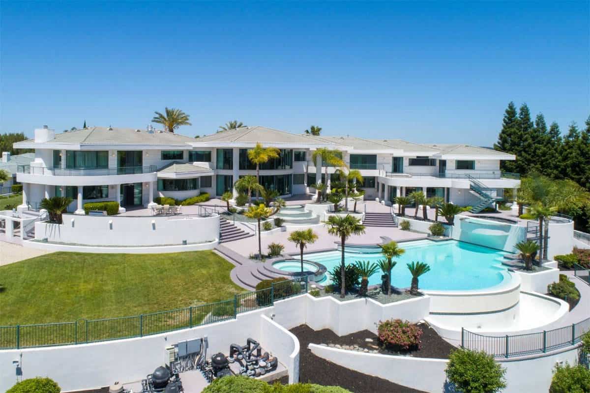 Eddie Murphy, pone a la venta su gigantesca mega mansión con 9 garajes para coches en Granite Bay, California por $10 millones