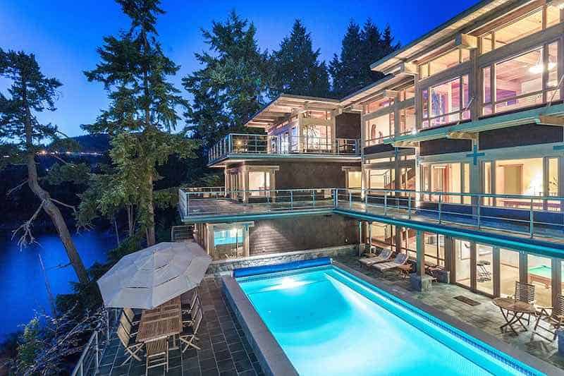 Esta exclusiva & única mega mansión en Canadá con su propio garaje para yates se vendió por $17,9 millones