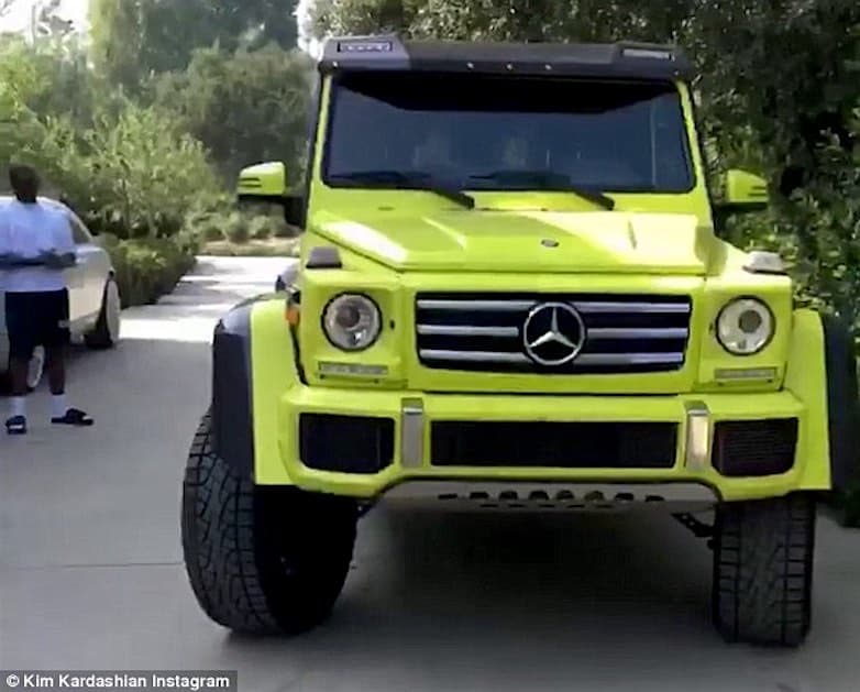 Kanye West sorprende a Kim Kardashian con una lujosa SUV Mercedes-Benz color neón de $240.000