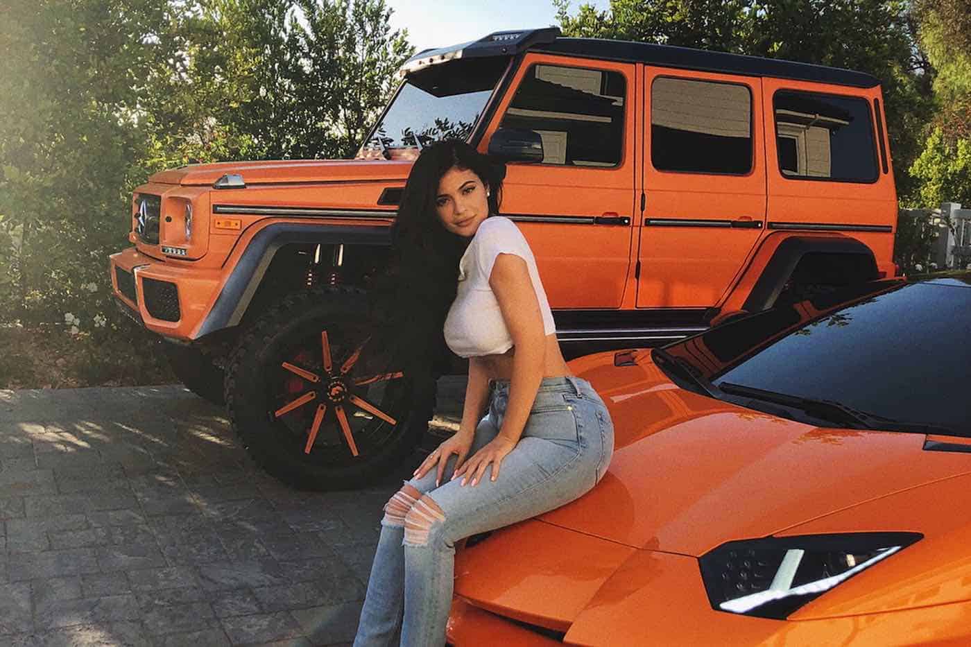 Kylie Jenner modifica su Mercedes-Benz G550 4x4² para que combine con su Lamborghini Aventador SV Roadster