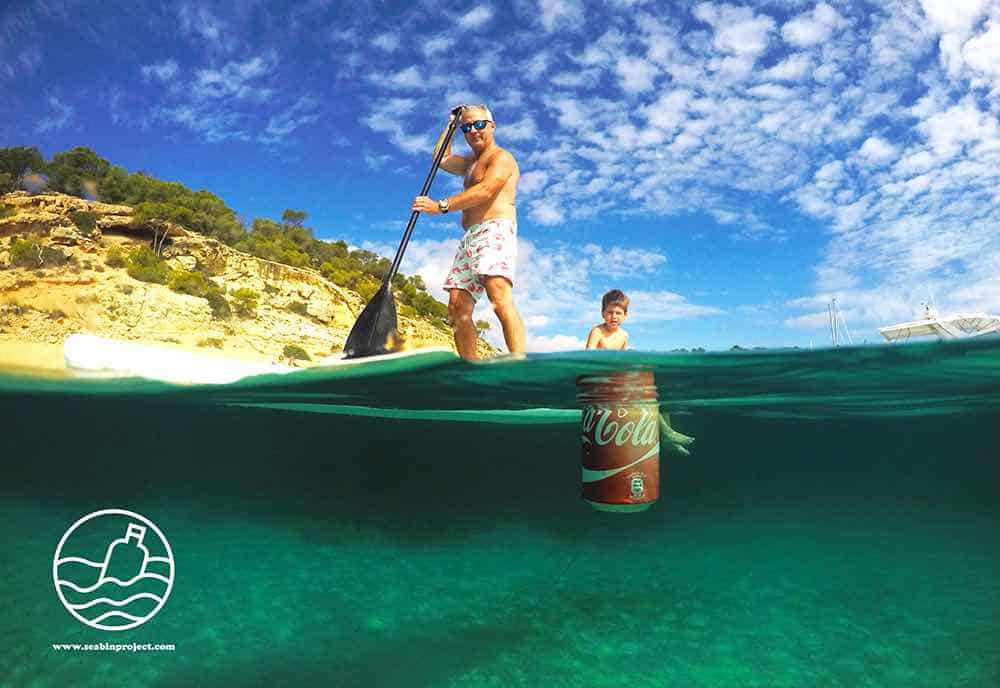 Dos surfistas australianos quieren sacar la basura del mar con el “Proyecto Seabin” y tú puedes apoyarlos