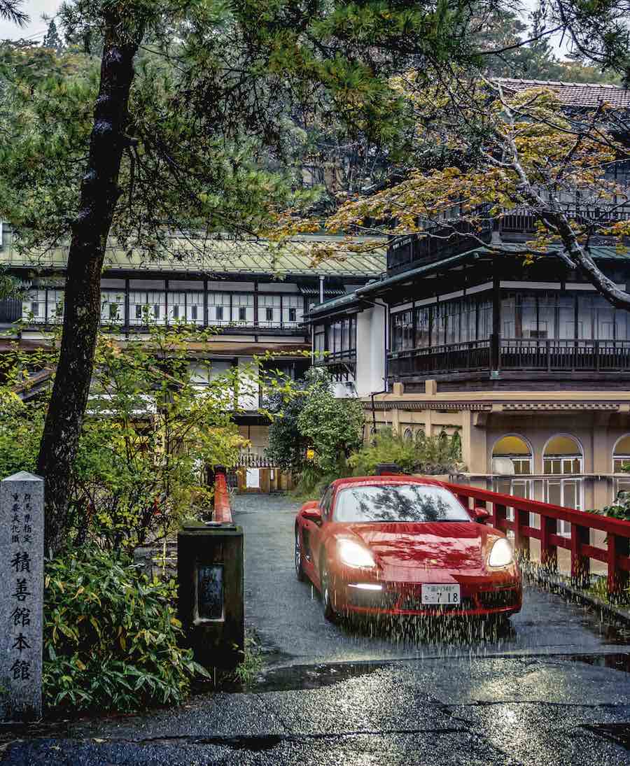 Disfrutando la música callejera en un Porsche 718 Cayman