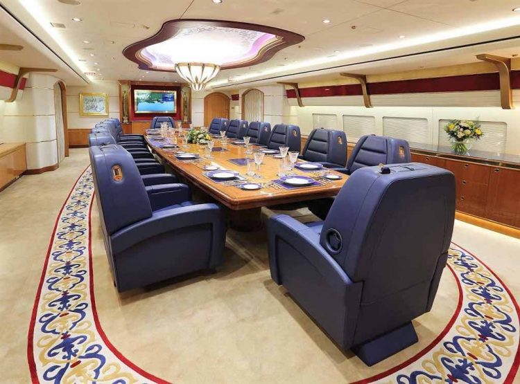 Este Boeing 747-8, avión privado de la familia real de Qatar, se extiende por dos pisos y tiene un dormitorio en suite más 10 baños