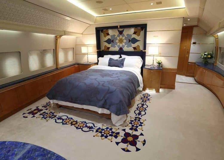 Este Boeing 747-8, avión privado de la familia real de Qatar, se extiende por dos pisos y tiene un dormitorio en suite más 10 baños