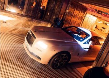 ¡Sólo en Dubai! Ultra exclusivo club nocturno “Secret Room” deja a los clientes súper VIP conducir sus superdeportivos hasta dentro