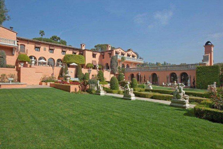 Legendaria mega mansión en Beverly Hills, California está de vuelta en el mercado, con un precio $135 millones