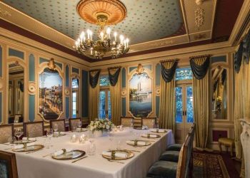 Por solo $15.000/PERSONA, el exclusivo restaurante "Royal 21" de Disneyland California te hará sentir como un Rey o una princesa