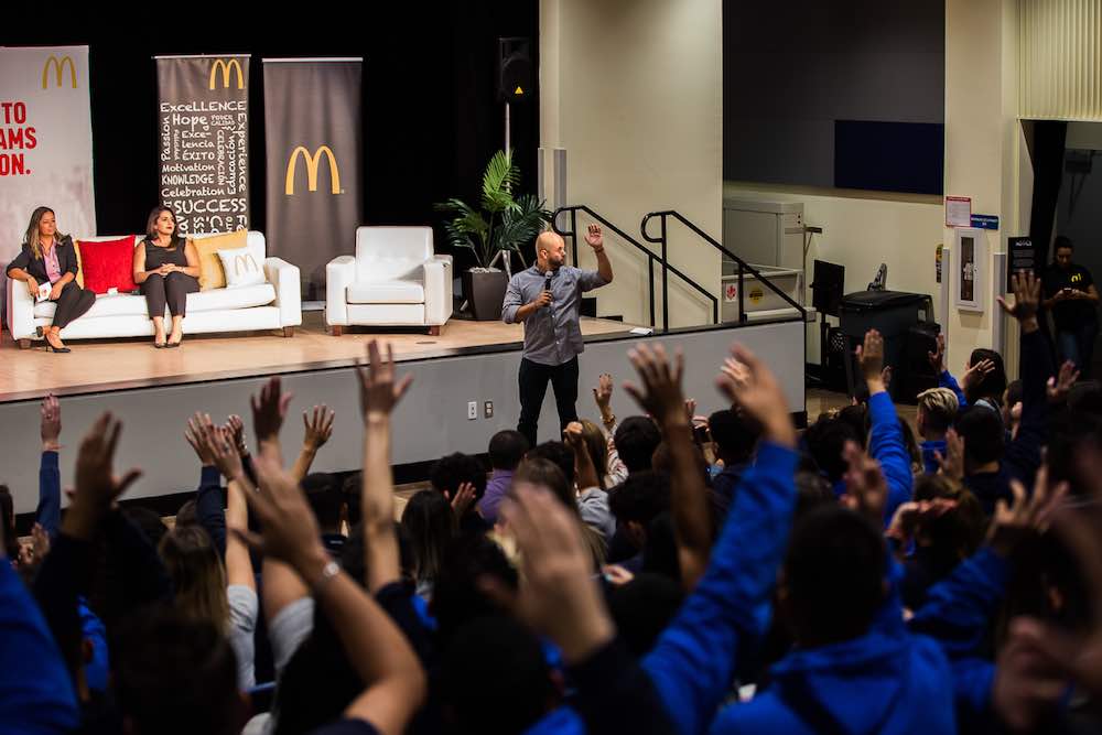 McDonald’s allana el camino para que los hispanos puedan acceder a una educación superior con la expansión de su programa de becas nacionales