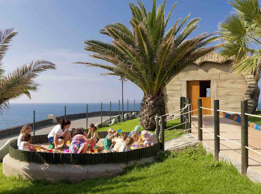 El H10 Rubicón Palace de Lanzarote te propone decir adiós al frío y disfrutar de una inolvidable escapada familiar en la isla