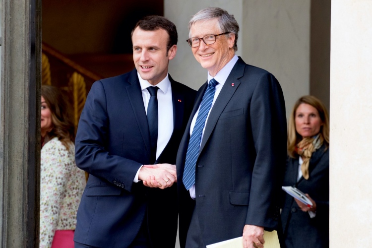 El presidente francés Emmanuel Macron dando la bienvenida a Bill Gates en el Palacio del Elíseo.