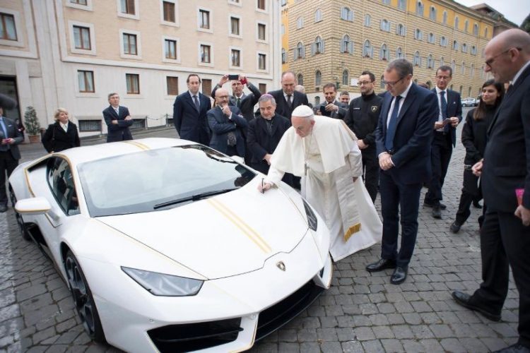 El espectacular "Lamborghini Huracán" blanco del Papa