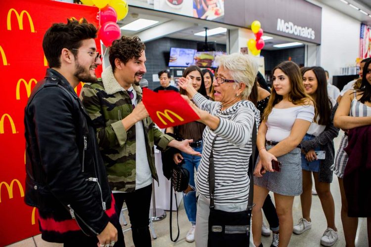 McDonald’s se une con los hermanos Mau y Ricky para sorprender a familias hispanas con los nuevos Triple Breakfast Stacks