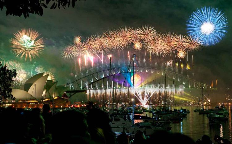 Fuegos artificiales esperando el año nuevo en Sydney Harbour Bridge & Opera House.