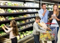 Familia de compras juntos en el supermercado.