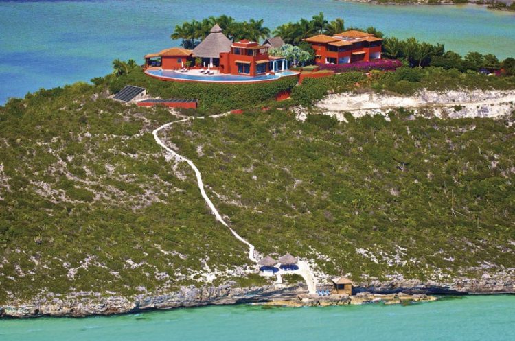 Villa Bajacu en las Islas Turcas y Caicos: Una vez que haya visitado este santuario frente al mar en la cima de una colina, nunca querrás irte