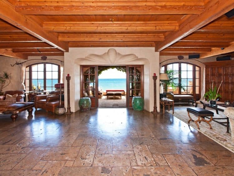 Echa un vistazo a esta increíble casa frente a una playa en Malibú que la cantante Mariah Carey alquiló en Airbnb y que tu también puedes hacerlo por $10.000/La noche
