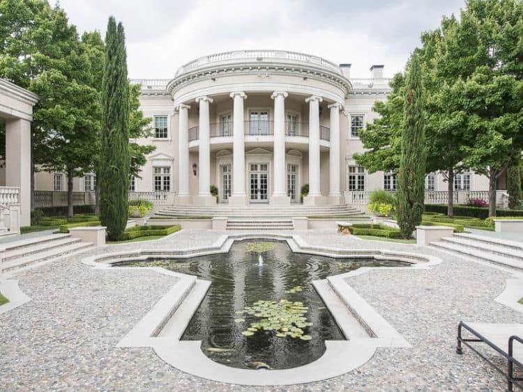 Está espectacular mansión y réplica de la Casa Blanca en Dallas, Texas se vendió por ~$15 millones