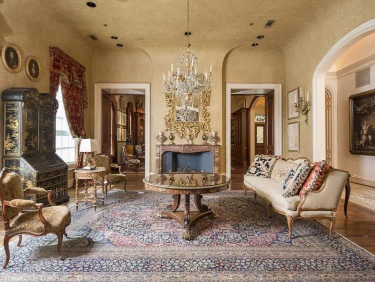 Está espectacular mansión y réplica de la Casa Blanca en Dallas, Texas se vendió por ~$15 millones