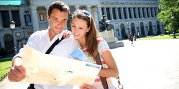 Pareja leyendo el mapa de la ciudad frente al museo del Prado, Madrid