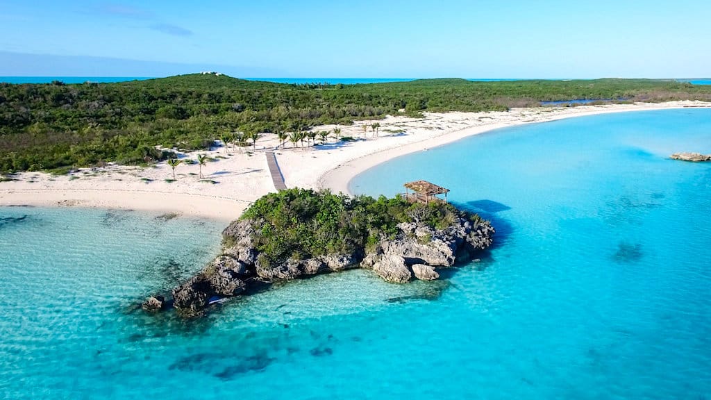 Esta paradisíaca isla privada de 700 acres y con su propia pista de aterrizaje en las Exumas, Bahamas se vende por $120 millones