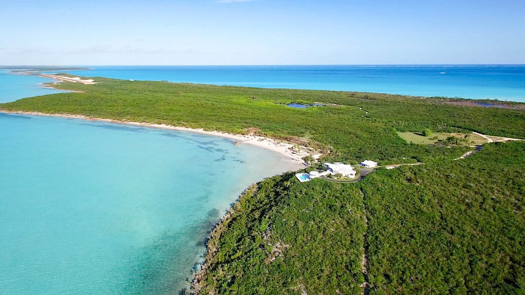 Esta paradisíaca isla privada de 700 acres y con su propia pista de aterrizaje en las Exumas, Bahamas se vende por $120 millones
